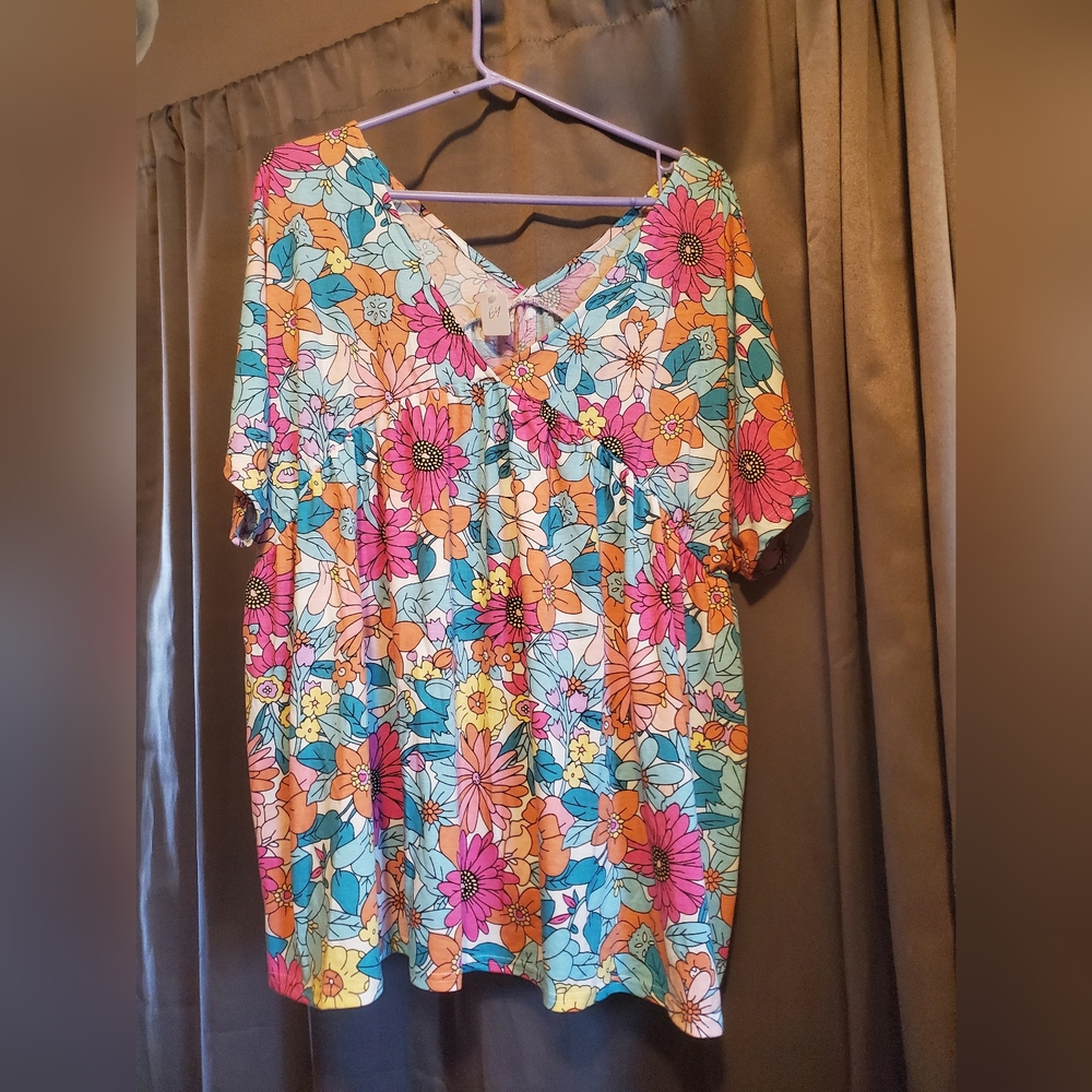 3x Flowral v-neck blouse.